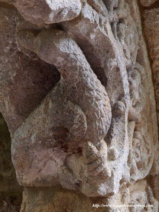 DETALLE PORTADA ACCESO AL CLAUSTRO. ÁGUILA DE SAN JUAN